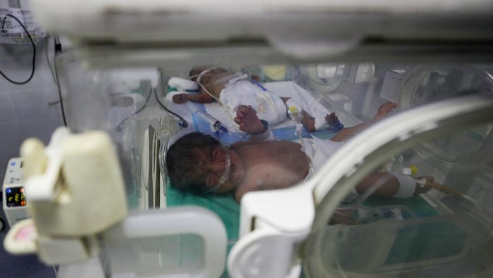 Palestinian newborns share an incubator at Al-Helou hospital due to fuel crisis, according to medics, amid the Israeli military offensive, in Gaza City, July 10, 2025. REUTERS/Mahmoud Issa      TPX IMAGES OF THE DAY