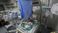 Kepala departemen neonatal di rumah sakit tersebut, Nasser Balbal, mengatakan bahwa kurangnya generator dan listrik yang berfungsi melumpuhkan layanan mereka, yang menyebabkan kematian beberapa kasus. Foto: REUTERS/Mahmoud Issa
