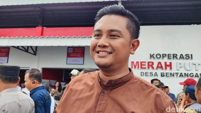 Bupati Klaten, Hamenang Wajar Ismoyo, saat menghadiri peninjauan persiapan peluncuran Kopdes Merah Putih Bentangan, Minggu (13/7/2025).
