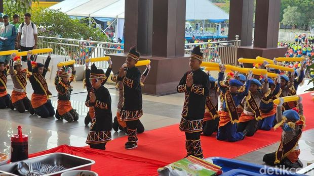 Dika 'Pacu Jalur' hingga Polisi Cilik Meriahkan Riau Bhayangkara Run 2025, di Kota Pekanbaru, Minggu (13/7/2025).
