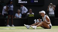 Kemenangan tanpa perlawanan berarti ini menjadikan Swiatek sebagai petenis wanita pertama sejak 1911—atau 114 tahun silam—yang meraih gelar Wimbledon tanpa kehilangan satu gim pun di partai final. Foto: REUTERS/Stephanie Lecocq