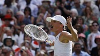 Sementara itu bagi Swiatek, ini jadi gelar perdananya di Wimbledon. Sebelumnya, ia tak pernah melaju lebih jauh daripada perempatfinal di grand slam lapangan rumput ini. Foto: REUTERS/Stephanie Lecocq