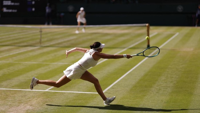 Double Bagel! Iga Swiatek Juara Wimbledon 2025 dengan Skor Sempurna Tennis - Wimbledon - All England Lawn Tennis and Croquet Club, London, Britain - July 12, 2025 Amanda Anisimova of the U.S. in action during the women's singles final against Poland's Iga Swiatek REUTERS/Andrew Couldridge