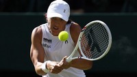 Swiatek hanya butuh waktu 57 menit untuk menyudahi perlawanan Anisimova yang baru pertama kali menjejakkan kaki di final grand slam itu. Foto: REUTERS/Stephanie Lecocq