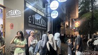 Di sore menjelang malam hari, gerai tiramisu kalengan ini semakin ramai pembeli. Namun tenang saja karena mereka punya stok cukup banyak. Foto: Detikcom / Atiqa Rana