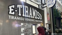 Lokasi vending machine E-Tiramisu berada di depan gerai London Layers Bakery. Jika ingin menikmati tiramisunya langsung, bisa duduk di area bakerynya saja.