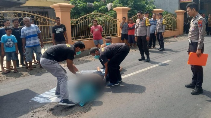 Evakuasi pemotor yang tewas akibat kecelakaan di Tulungagung.