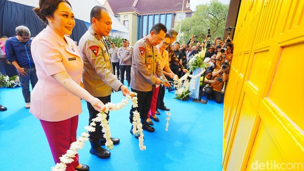Fasilitas Helipad dan Hanggar Presisi Polda Riau ini berada di halaman utama Mapolda, Jalan Pattimura, Kota Pekanbaru. Kapolri Jenderal Listyo Sigit Prabowo ini meresmikan pembangunan helipad dan hanggar ini, Minggu (13/7/2025). (Mei/detikcom).