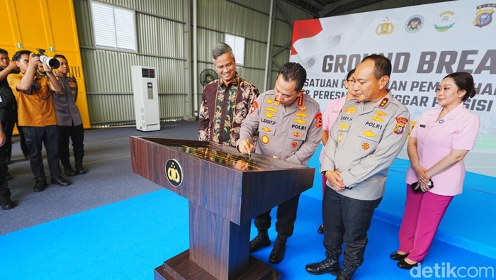 Fasilitas Helipad dan Hanggar Presisi Polda Riau ini berada di halaman utama Mapolda, Jalan Pattimura, Kota Pekanbaru. Kapolri Jenderal Listyo Sigit Prabowo ini meresmikan pembangunan helipad dan hanggar ini, Minggu (13/7/2025). (Mei/detikcom).