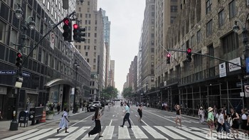 Kamera lainnya meliputi 12MP ultra-wide dengan autofokus, dan 10MP telephoto dengan 3x optical zoom. Menariknya, Samsung beralih dari Under Display Camera (4MP) pada Fold6 ke kamera punch-hole 10MP dengan sudut pandang 100° pada Fold7 untuk cover screen, meningkatkan kualitas selfie secara drastis. Kamera selfie di layar utama juga 10MP.Foto: Adi Fida Rahman/detikINET