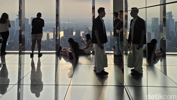 Kamera Galaxy Z Fold7 dijajal untuk memotret siluet Summit One, New York. Hasilnya langit dan Matahari masih terlihat jelas. Foto: Adi Fida Rahman/detikINET