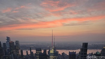 Mengabadikan senja dari puncak gedung Summit On, New York. Foto: Adi Fida Rahman/detikINET