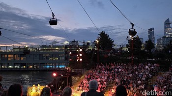 Memotret keriuhan konser di Little Island. Akurasi warnanya juga memuasakan dan tanpa noise.  Foto: Adi Fida Rahman/detiKINET