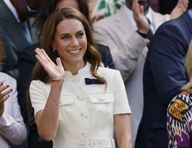 Kali ini, pesona Kate maksimal terpancar berkat busana keluaran label favoritnya, Self-Portrait. Menurut Town & Country, istri Pangeran William itu memakai atasan bergaya safari dan rok lipit berwarna putih gading, versi terbaru dari gaun hijau yang pernah dipakainya pada final Wimbledon dua tahun lalu. (Foto: REUTERS/Stephanie Lecocq)