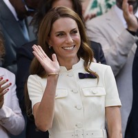 Kali ini, pesona Kate maksimal terpancar berkat busana keluaran label favoritnya, Self-Portrait. Menurut Town & Country, istri Pangeran William itu memakai atasan bergaya safari dan rok lipit berwarna putih gading, versi terbaru dari gaun hijau yang pernah dipakainya pada final Wimbledon dua tahun lalu. (Foto: REUTERS/Stephanie Lecocq)