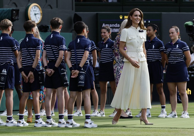 Kate Middleton, demikian ia lebih akrab dikenal, akhirnya muncul di Wimbledon 2025. Dalam penampilan perdananya di turnamen tahun ini, Kate yang menjabat sebagai patron All England Lawn Tennis Club, datang untuk menyaksikan laga final antara Amanda Anisimova dan Iga Świątek di Centre Court, London, Inggris, pada Sabtu (12/7/2025). (Foto: REUTERS/Stephanie Lecocq)