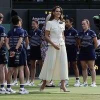 Kate Middleton, demikian ia lebih akrab dikenal, akhirnya muncul di Wimbledon 2025. Dalam penampilan perdananya di turnamen tahun ini, Kate yang menjabat sebagai patron All England Lawn Tennis Club, datang untuk menyaksikan laga final antara Amanda Anisimova dan Iga Świątek di Centre Court, London, Inggris, pada Sabtu (12/7/2025). (Foto: REUTERS/Stephanie Lecocq)
