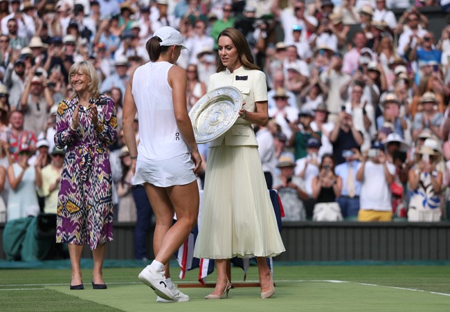 Untuk alas kaki, ia mengandalkan sepatu favoritnya. Sepasang suede pumps berwarna nude Gianyito Rossi seharga US$ 795 (hampir mencapai Rp 13 juta). (Foto: REUTERS/Toby Melville)