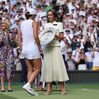 Untuk alas kaki, ia mengandalkan sepatu favoritnya. Sepasang suede pumps berwarna nude Gianyito Rossi seharga US$ 795 (hampir mencapai Rp 13 juta). (Foto: REUTERS/Toby Melville)