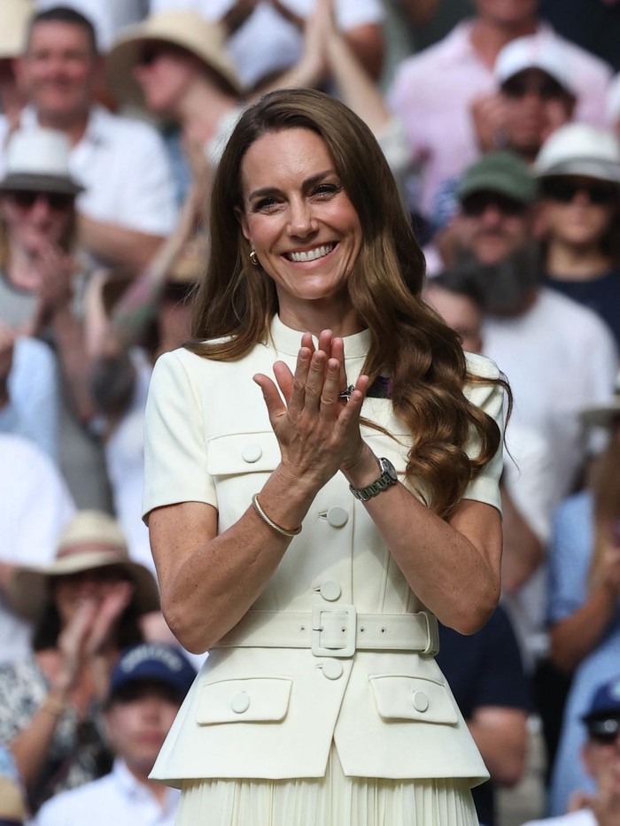 Gaya Kate Middleton di Wimbledon 2025 Tennis - Wimbledon - All England Lawn Tennis and Croquet Club, London, Britain - July 12, 2025 Britains Catherine, the Duchess of Cambridge and Chair of the All England Lawn Tennis Club, Debbie Jevans are pictured on the bridge REUTERS/Toby Melville TPX IMAGES OF THE DAY