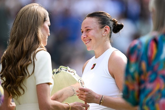 Sudah menjadi tradisi bagi Kate untuk hadir di final Wimbledon putri dan memberikan trofi kepada para pemenang. Ia hanya absen dua kali, yakni pada tahun 2023 karena menjalani pengobatan kanker, dan pada 2017 ketika ia menghadiri babak awal serta final putra. Pada 2021, 2022, dan 2023, ia menyerahkan trofi kepada juara dan runner-up putri, dan pada 2018 serta 2019, ia duduk berdampingan dengan Meghan Markle untuk menyaksikan partai final. (Foto: Kirill KUDRYAVTSEV/AFP)