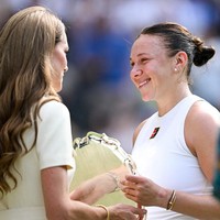 Sudah menjadi tradisi bagi Kate untuk hadir di final Wimbledon putri dan memberikan trofi kepada para pemenang. Ia hanya absen dua kali, yakni pada tahun 2023 karena menjalani pengobatan kanker, dan pada 2017 ketika ia menghadiri babak awal serta final putra. Pada 2021, 2022, dan 2023, ia menyerahkan trofi kepada juara dan runner-up putri, dan pada 2018 serta 2019, ia duduk berdampingan dengan Meghan Markle untuk menyaksikan partai final. (Foto: Kirill KUDRYAVTSEV/AFP)