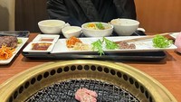 Liburan ke Jepang, Justin langsung kulineran coba Japanese BBQ yang terkenal.  Foto: Instagram @lilbieber