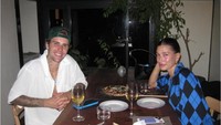Bersama sang istri, Hailey Bieber, keduanya kerap membagikan foto-fotonya saat makan malam romantis. Foto: Instagram @lilbieber