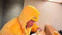Selain makan Japanese BBQ, kulineran Justin di Jepang juga dilengkapi dengan momennya makan semangkuk ramen. Foto: Instagram @lilbieber