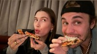 Bersama Hailey, Justin kompak makan pizza yang jadi salah satu makanan favorit keduanya. Foto: Instagram @lilbieber
