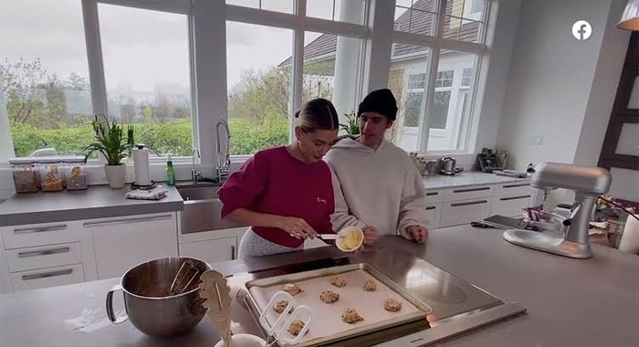 Gaya βSWAGβ Justin Bieber saat Coba Sundae Erwewhon dan Makan Ramen di Jepang Gaya βSWAGβ Justin Bieber saat Coba Sundae Erwewhon dan Makan Ramen di Jepang
