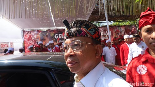Gubernur Bali Wayan Koster sesuai menghadiri rapat kerja Gelar Agung Pasikian Maha Semaya Warga Pande Bali di Denpasar, Minggu (13/5/2025). (Aryo Mahendro/detikBali).