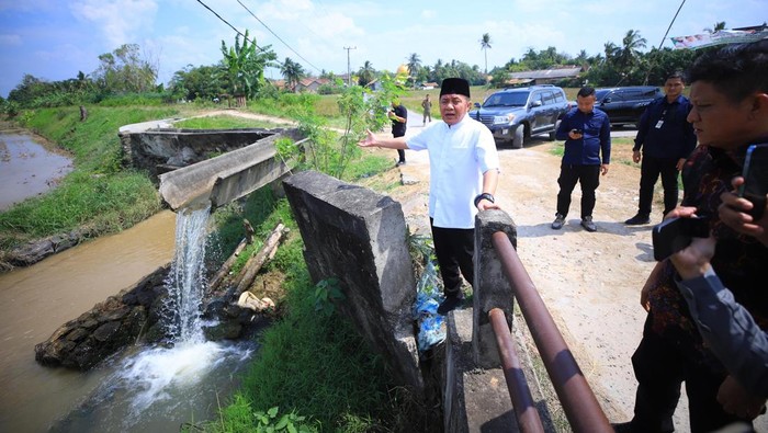 Gubernur Sumatera Selatan Herman Deru menemukan saluran irigasi putus saat kunjungan kerja ke wilayah OKU Timur.