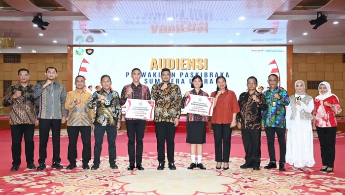 Gubsu Bobby Nasution bertemu dengan dua Paskibraka tingkat nasional tahun 2025 asal Sumut. (Dok. Diskominfo Sumut)