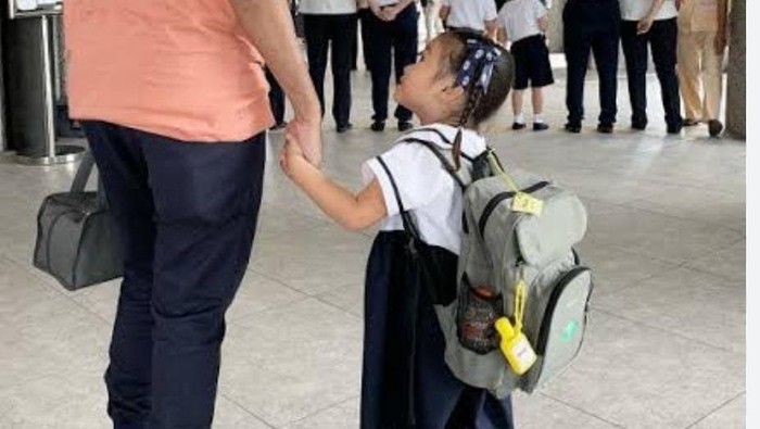Ilustrasi ayah antar anak sekolah