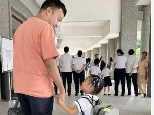 Video: Melihat Antusiasme Ayah saat Antar Anak di Hari Pertama Sekolah