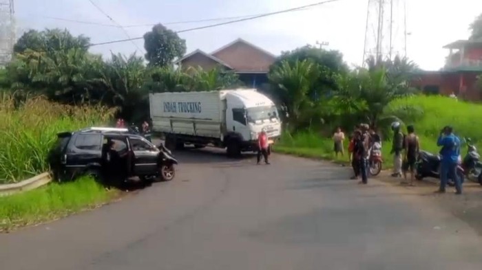 Innova adu kambing dengan truk cargo di Musi Rawas