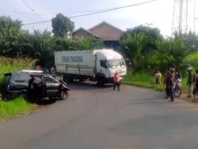 Innova Adu Kambing dengan Truk Cargo di Musi Rawas, Sopir Minibus Luka Parah