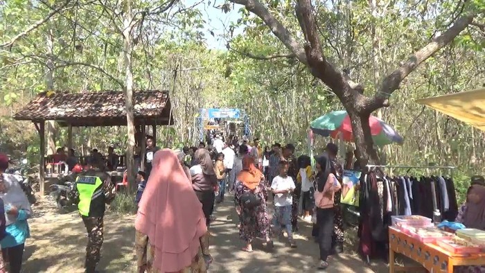 Jemaah Zikir Sewulan, Madiun saat berziarah ke Makam Tumenggung Brotonegoro di Puncak Gunung Ngalarangan, Ponorogo.