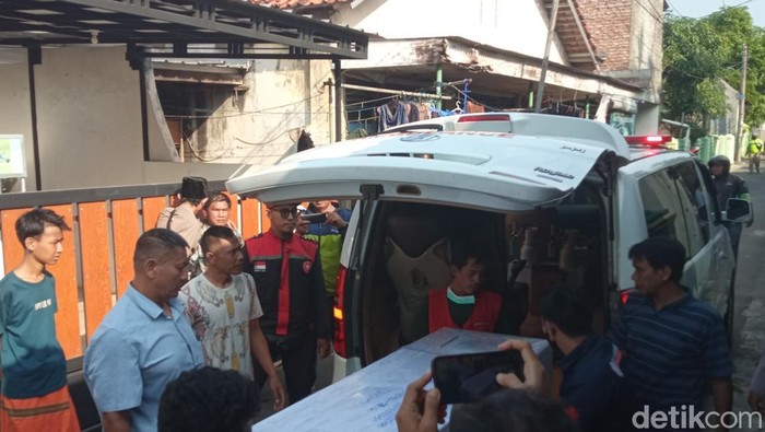 Jenazah almarhum Tasmi tiba di kampung halamannya di Kelurahan Sunyaragi, Kota Cirebon