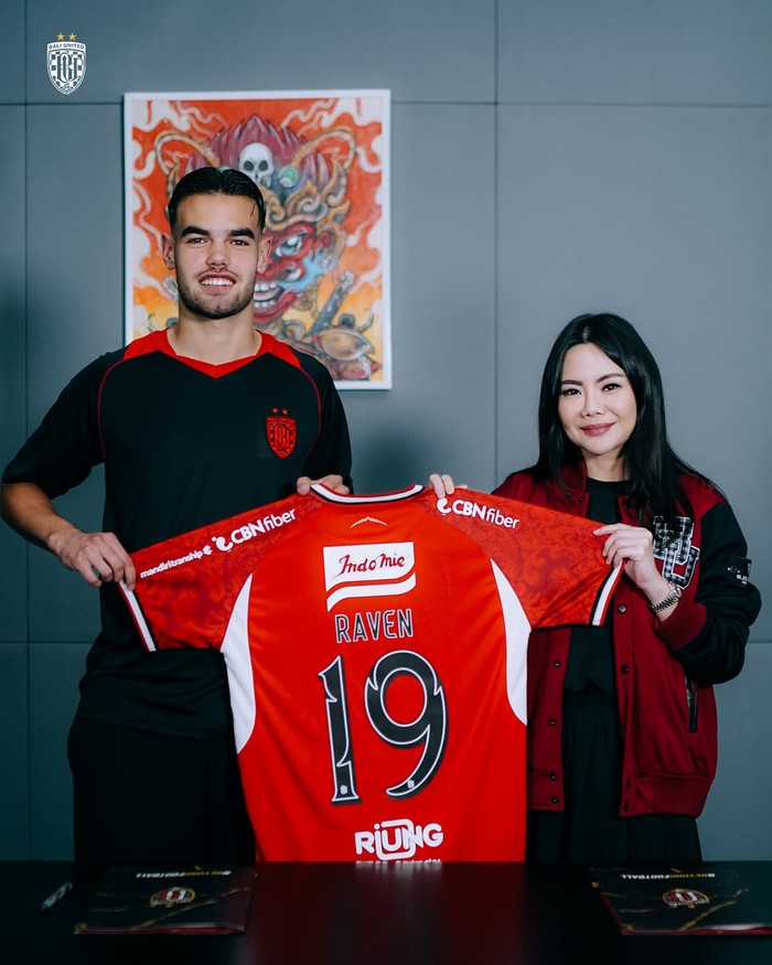 Jens Raven diperkenalkan sebagai pemain baru Bali United, Minggu (13/7/2025). (Instagram @baliunitedfc)