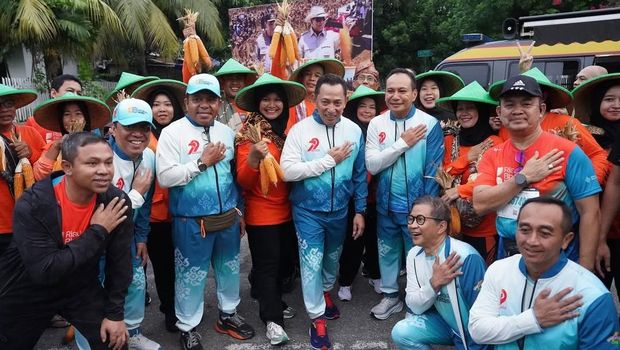 Kapolri Jenderal Listyo Sigit Prabowo hingga Kapolda Riau Irjen Herry Heryawan menanam pohon di Riau Bhayangkara Run 2025, Minggu (13/7/2025).