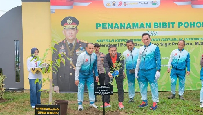 Kapolri Jenderal Listyo Sigit Prabowo hingga Kapolda Riau Irjen Herry Heryawan menanam pohon di Riau Bhayangkara Run 2025, Minggu (13/7/2025).