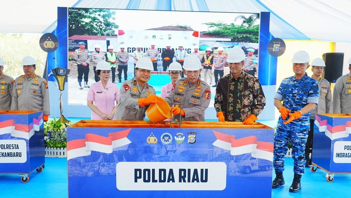 Kapolri Jenderal Listyo Sigit Prabowo melakukan groundbreaking dapur SPPG di Polda Riau dan 9 Polres jajaran, Minggu (13/7/2025).