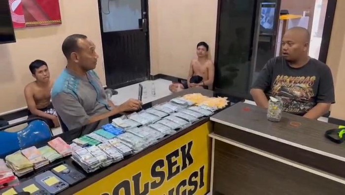 Kapolsek Cileungsi Kompol Edison (kiri) wawancarai pelaku