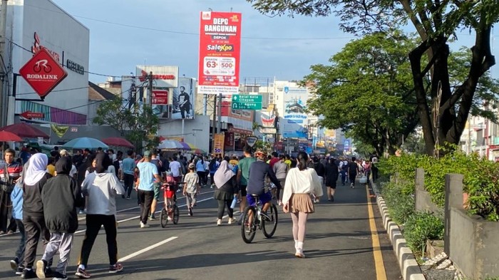 Karakter anomali Tung Tung Tung Sahur ramaikan CFD Depok pagi ini (Devi/detikcom)