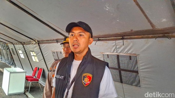 Kasat Reskrim Polresta Bandung, Kompol Luthfi Olot Gigantara, saat wawancara bersama awak media, di Stadion Si Jalak Harupat, Minggu (13/7/2025).