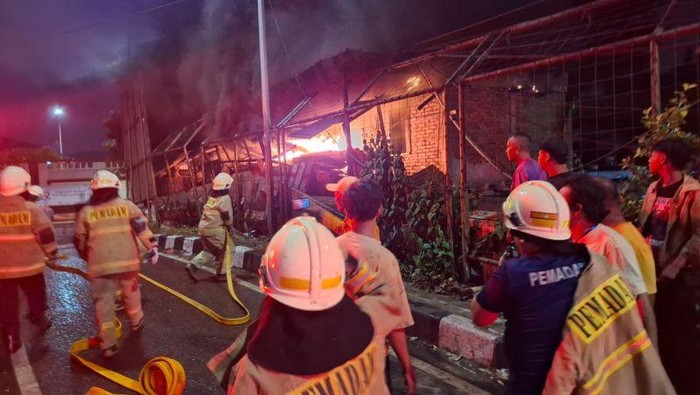 Kebakaran rumah di Cilincing pada Sabtu (12/7) malam (dok.Antara)
