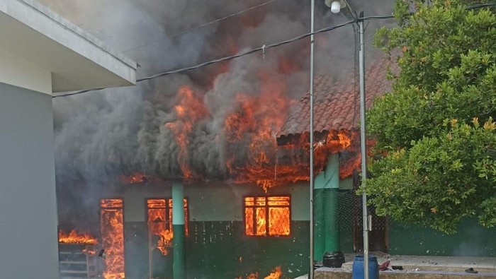 Kebakaran terjadi di Pondok Pesantren al-Inayah Desa Rawakalong, Kecamatan Gunungsindur, Kabupaten Bogor. (Dok istimewa).
