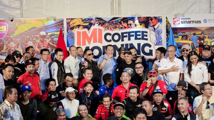 Ketua Umum Ikatan Motor Indonesia (IMI) Bambang Soesatyo (Bamsoet) menghadiri acara IMI Coffee Morning di Kantor IMI Kawasan Gelora Bung Karno, Senayan, Jakarta.
